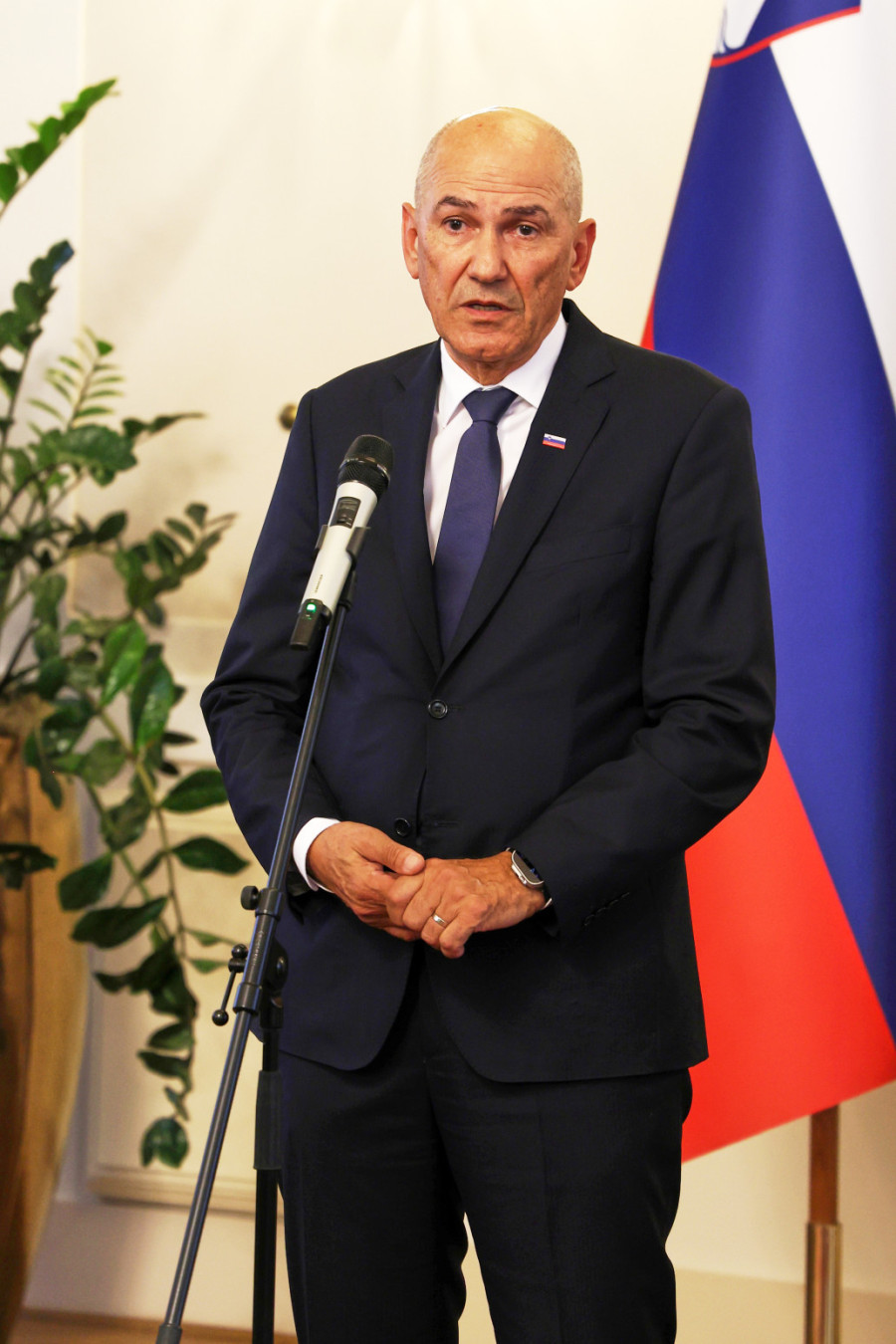 Golob zvanično predao vlast; Ovo su prve reči novog-starog premijera FOTO
