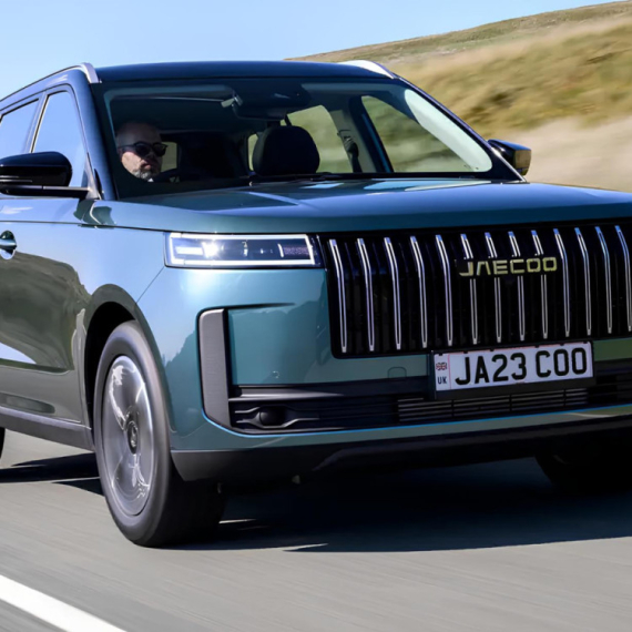 Požar progutao 33 nova električna SUV-a u luci: Čule se eksplozije, građani upozoreni FOTO
