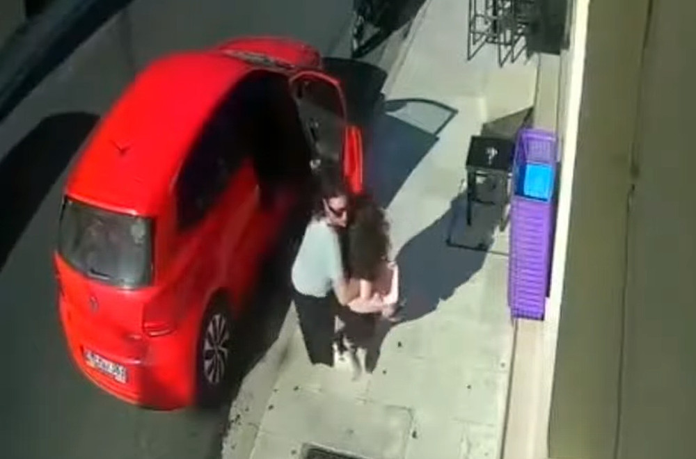 Brza reakcija: Majka u poslednjem trenutku spasila ćerku od pomahnitalog vozila VIDEO