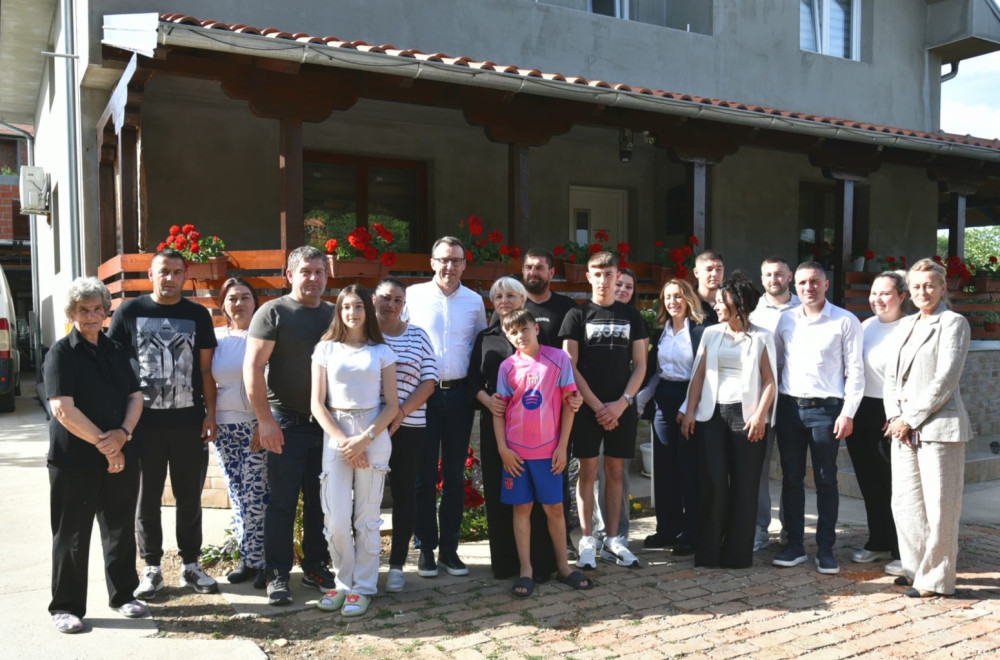 Petković u smederevskom selu Vučak obišao 20-članu porodicu interno raseljenih sa KiM FOTO