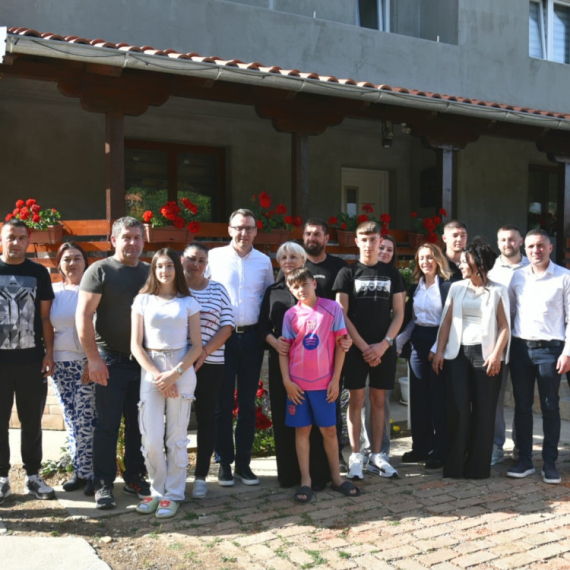 Petković u smederevskom selu Vučak obišao 20-članu porodicu interno raseljenih sa KiM FOTO