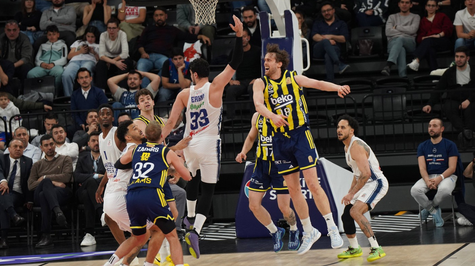Derbi sa "milion" isključenja: Larkin "izrešetao" Fener – Efes se osvetio