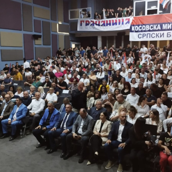Završni miting Srpske liste u Gračanici; Prisutan veliki broj građana, viju se trobojke VIDEO
