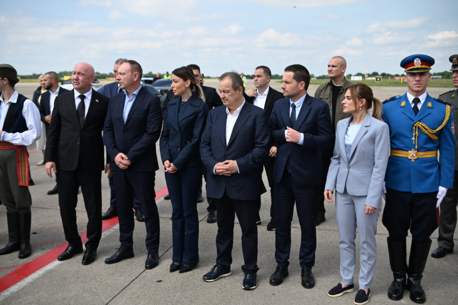 Časni pojas ispraćen sa aerodroma Nikola Tesla na let ka Svetoj Gori: Suze patrijarha Porfirija FOTO/VIDEO