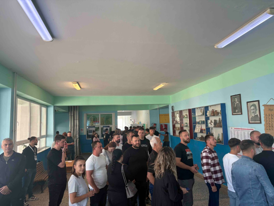 Prelepe slike iz Kosovskog Pomoravlja: Složno, sa srpskim trobojkama na glasanje FOTO