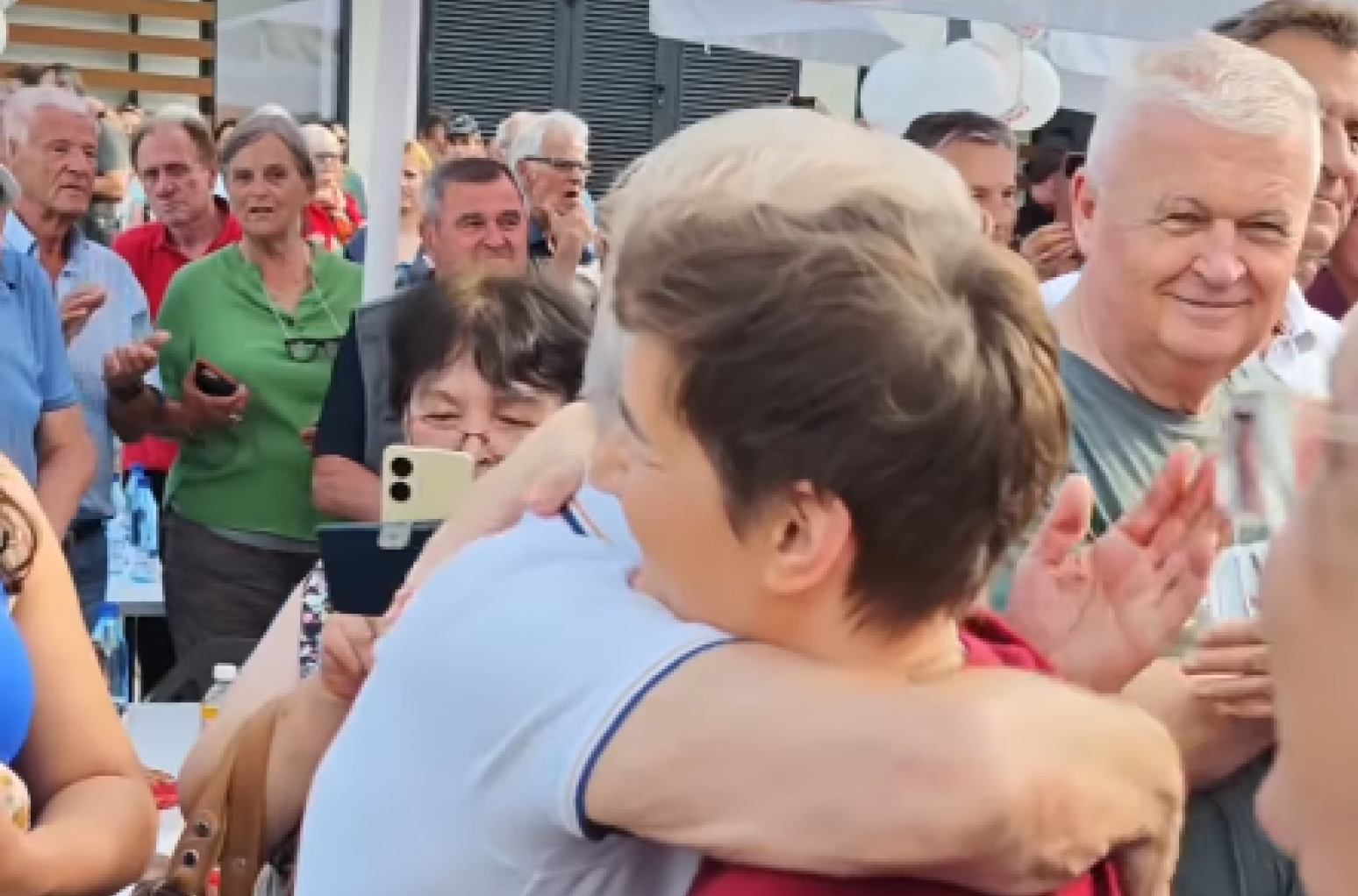 Brnabić srdačno dočekana na skupu u Novim Banovcima; Poslala poruke jedinstva, sloge i napretka VIDEO