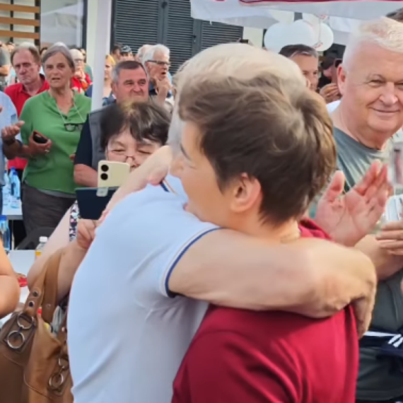 Brnabić srdačno dočekana na skupu u Novim Banovcima; Poslala poruke jedinstva, sloge i napretka VIDEO