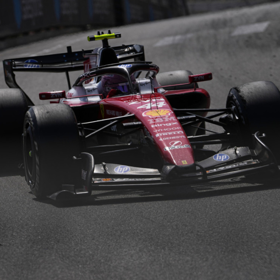Hamilton: "Problem je u bolidu"