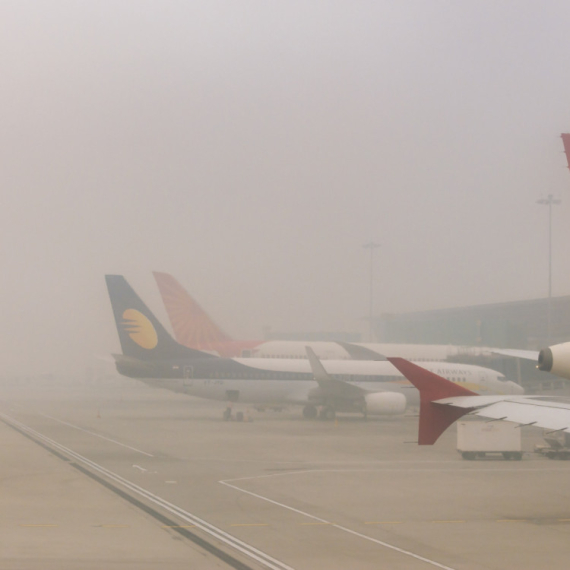 Haos na poznatom aerodromu: "Letele" stepenice, osoblje ih jurilo po pisti FOTO/VIDEO