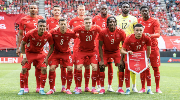 Drama Švajcaraca – okruženi zvečarkama! FOTO