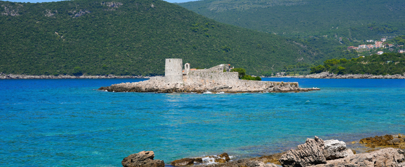 Crnogorci se mole da turisti ne otkriju ovu plažu: More prozirno kao staklo