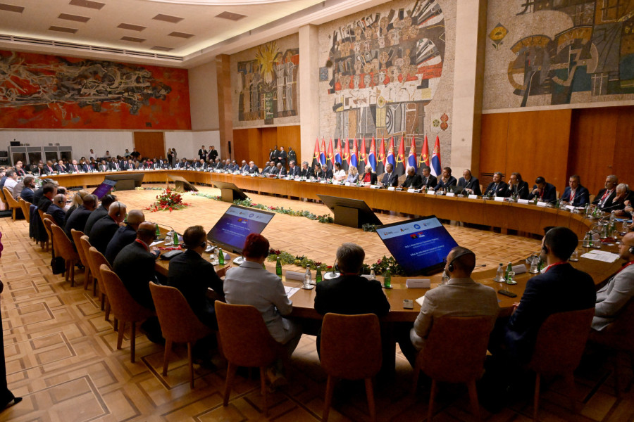 Vučić hosts ceremonial welcome for the President of Angola; Decorations awarded; Roundtable held