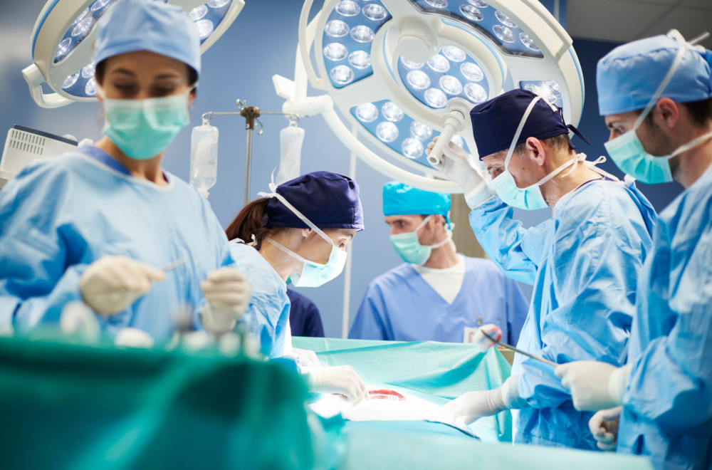 Revolucija u medicini: Čoveku prvi put presađeni jetra i bubrezi svinje