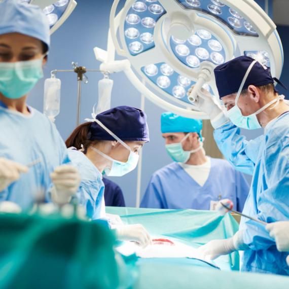 Revolucija u medicini: Čoveku prvi put presađeni jetra i bubrezi svinje