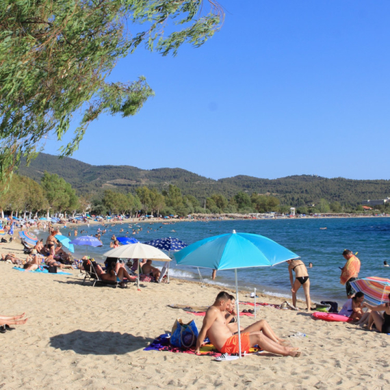 Turista u Crnoj Gori tepihom "rezervisao" mesto na plaži, ljudi u neverici VIDEO