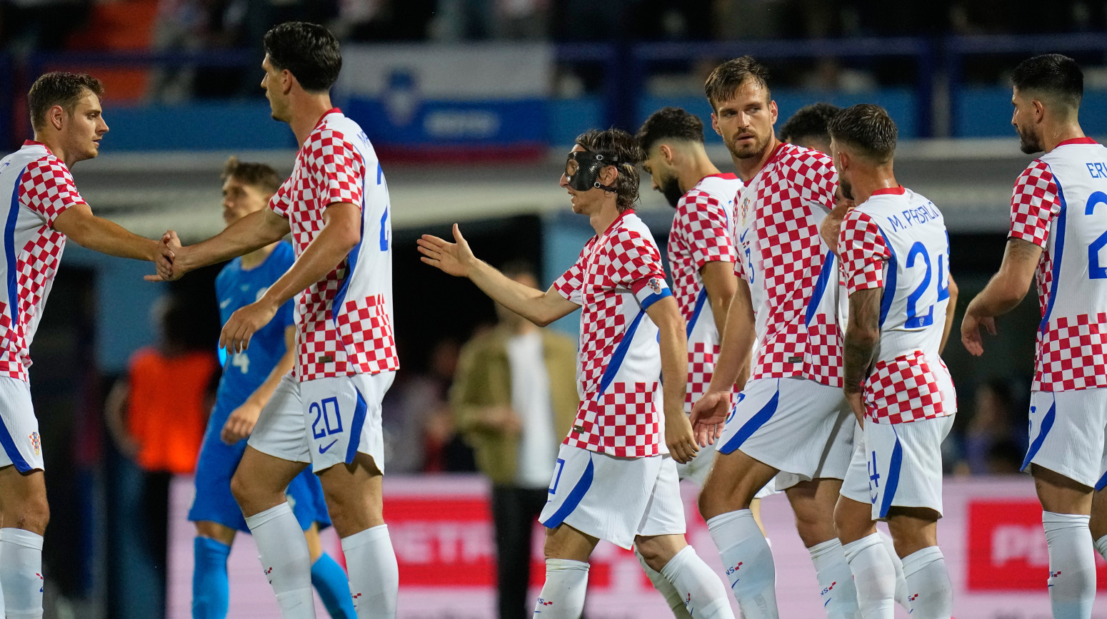 Tamburaši i Tompson na treningu Hrvatske VIDEO