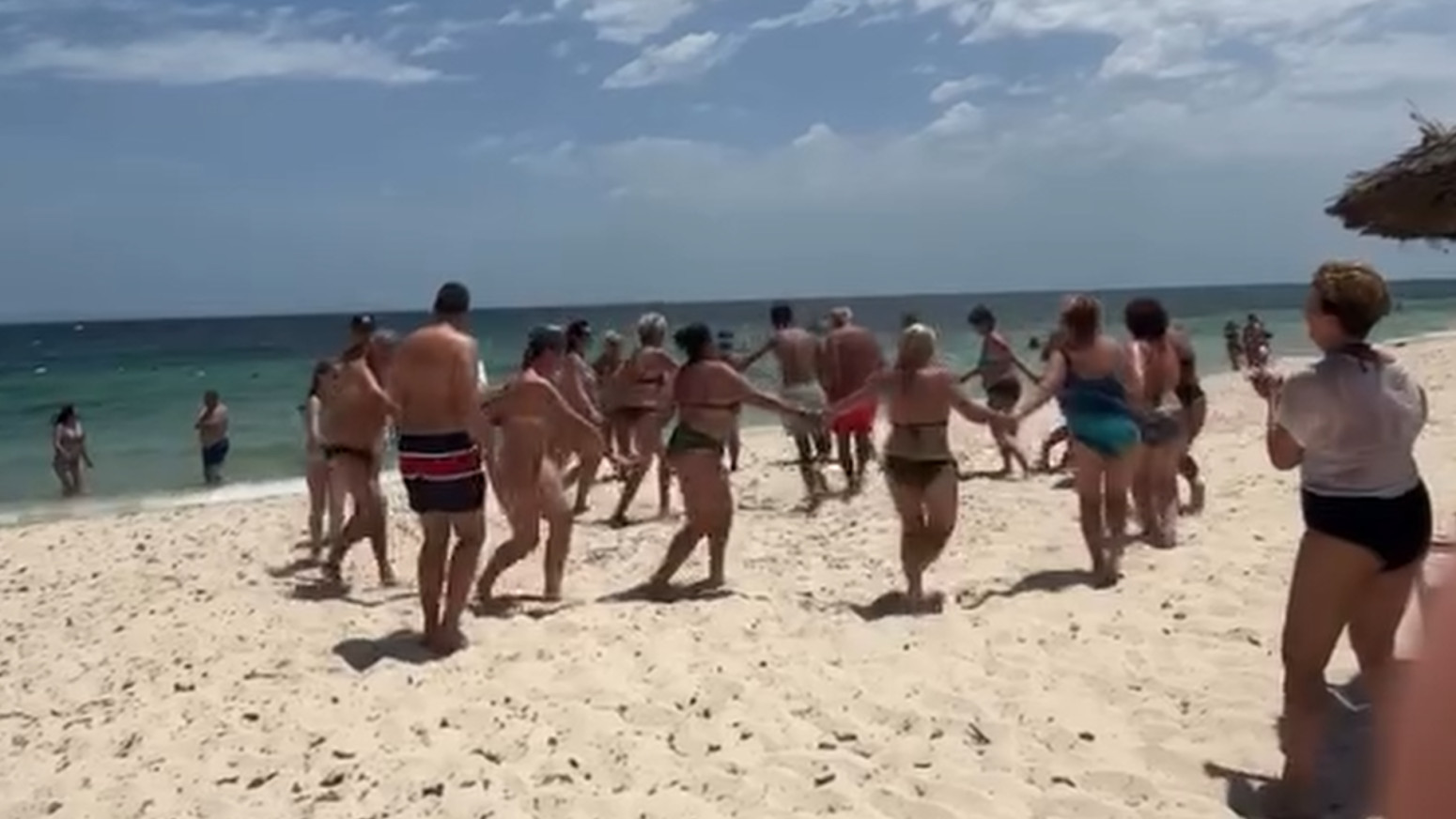 Srbi zaigrali kolo na plaži u Tunisu
