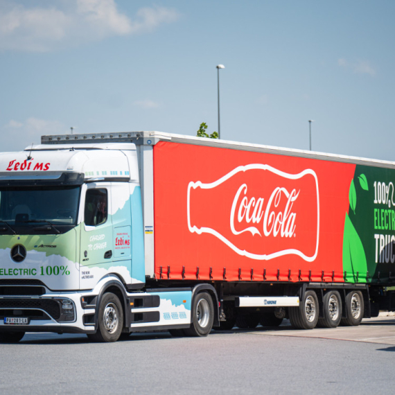 Coca-Cola HBC Srbija podstiče razvoj logistike sa niskim emisijama: Prvi električni šleperi kompanije FOTO