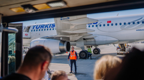 Panika na aerodromu omiljene destinacije Srba: Jak udar aviona, iskočile maske za kiseonik VIDEO