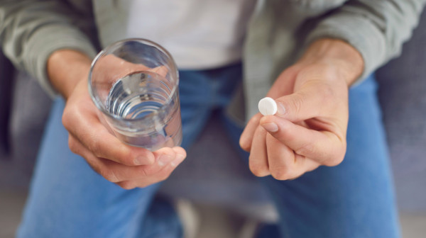 Da li pijete dovoljno vode uz lekove? Doktor otkriva koja količina je neophodna