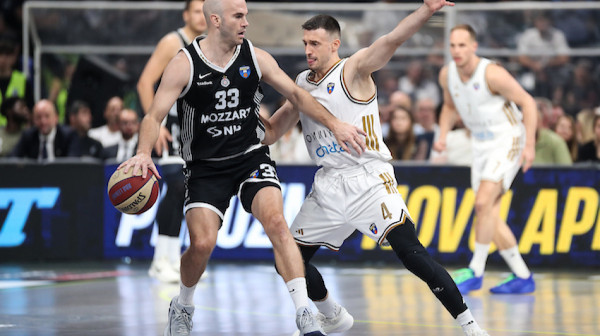 Partizan u minusu – "grobari" vređali Avramovića