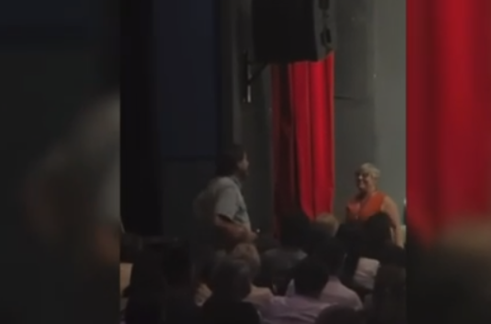 Novinar brutalno napadnut na tribini ProGlasa: "Meni nisu ni hteli da daju mikrofon jer nisam njihov" VIDEO