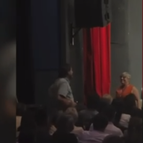 Novinar brutalno napadnut na tribini ProGlasa: "Meni nisu ni hteli da daju mikrofon jer nisam njihov" VIDEO