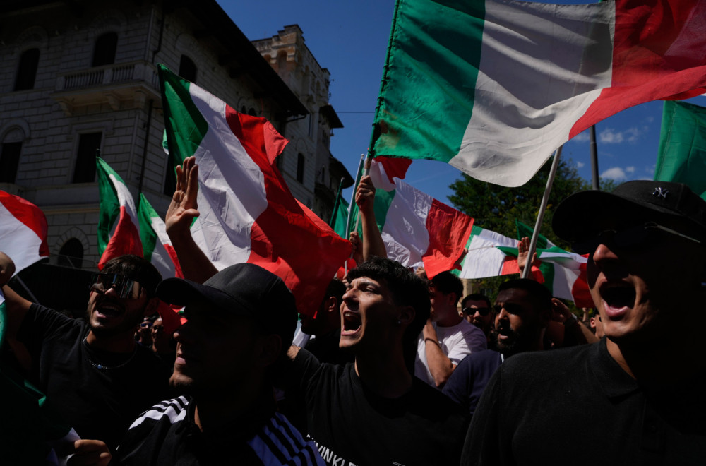 Rimom se orilo: "Duče, Duče"; Italija podeljena – za i protiv migranata FOTO/VIDEO
