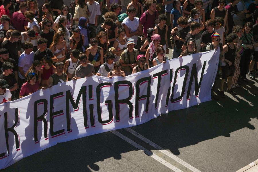 Rimom se orilo: Duče, Duče; Italija podeljena – za i protiv migranata FOTO/VIDEO