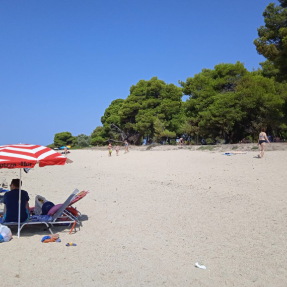 Šok za turiste: Na popularnoj plaži uvedena zabrana suncobrana