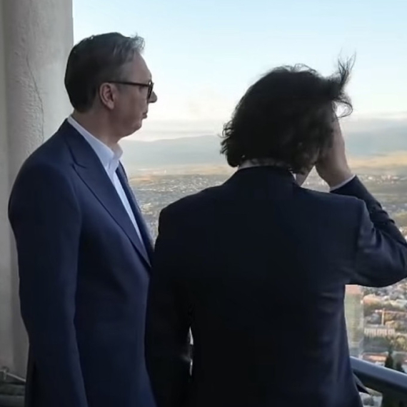 Vučić žičarom iznad Tbilisija: "Razmišljam kako da naši gradovi budu lepši" VIDEO