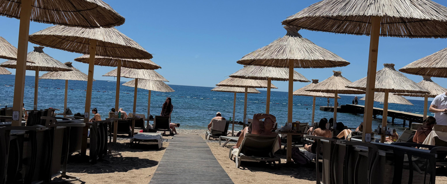 Ležaljke već od 10 evra: Kakve su cene na plažama u Crnoj Gori ANKETA