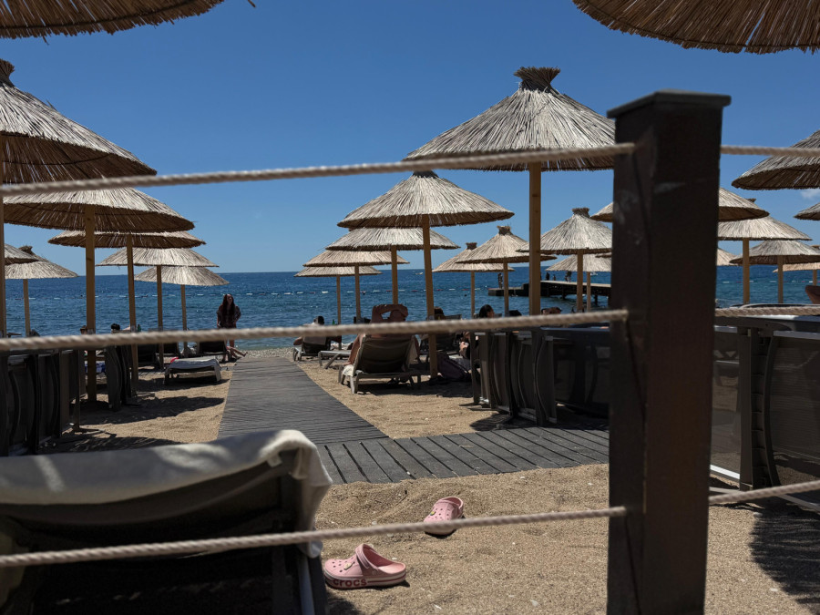 Ležaljke već od 10 evra: Kakve su cene na plažama u Crnoj Gori ANKETA