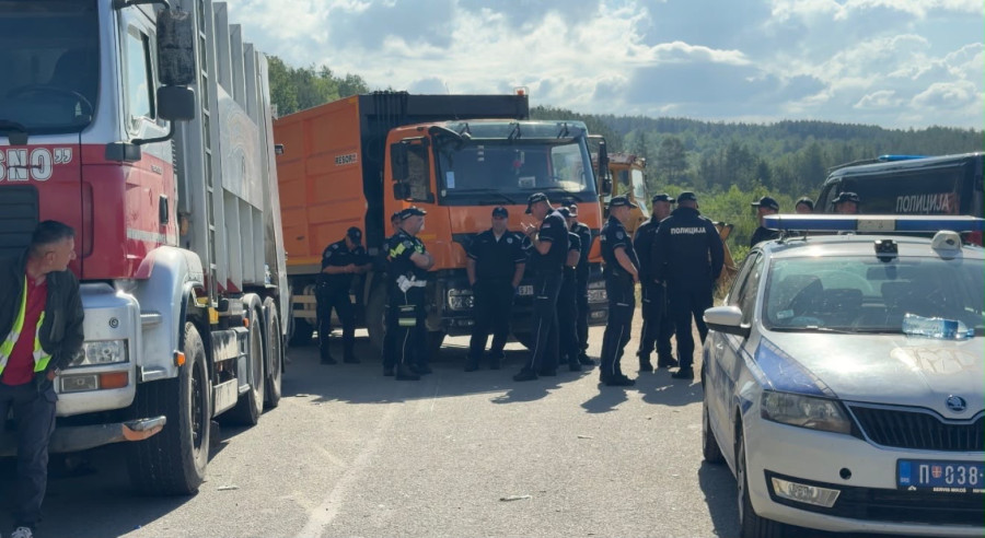 Neprospavana i teška noć za meštane: Telima čuvaju deponiju Goveđak, sa druge strane Sjenica se guši u smeću