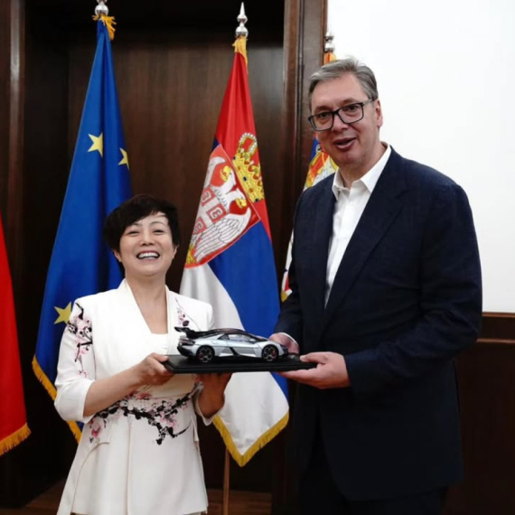 Vučić sa Stelom Li: "Maketa ovog automobila BYD simbolizuje na najbolji način sve o čemu smo razgovarali"