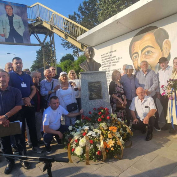Dobrivoje Topalović dobio spomen-bistu u rodnoj Preljini, kolege ga ispoštovale FOTO