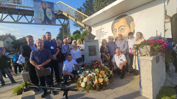 Dobrivoje Topalović dobio spomen-bistu u rodnoj Preljini, kolege ga ispoštovale FOTO