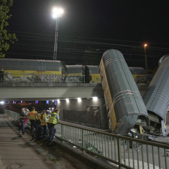 Katastrofa u Nemačkoj: Sudarili se vozovi, vagoni pali sa mosta; Ima mrtvih FOTO
