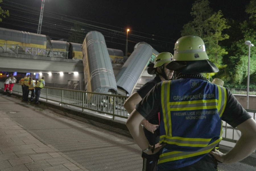 Katastrofa u Nemačkoj: Sudarili se vozovi, vagoni pali sa mosta; Ima mrtvih FOTO