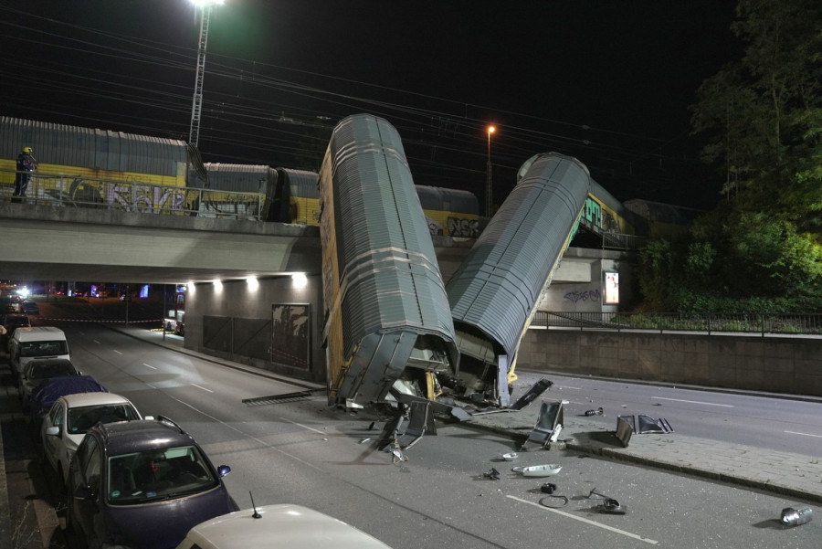Katastrofa u Nemačkoj: Sudarili se vozovi, vagoni pali sa mosta; Ima mrtvih FOTO