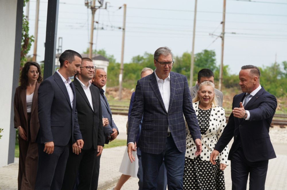 Vučić iz Makiša: "Dispečerski centar služi za veću sigurnost"; "Nadgleda se hiljade kilometara pruge"