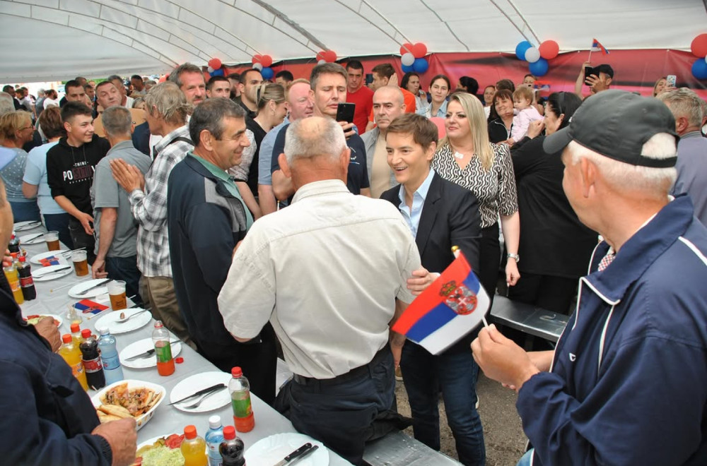 Brnabić u Trgovištu sa građanima: "Narod koji je svih ovih godina bez izuzetka uz Vučića" FOTO