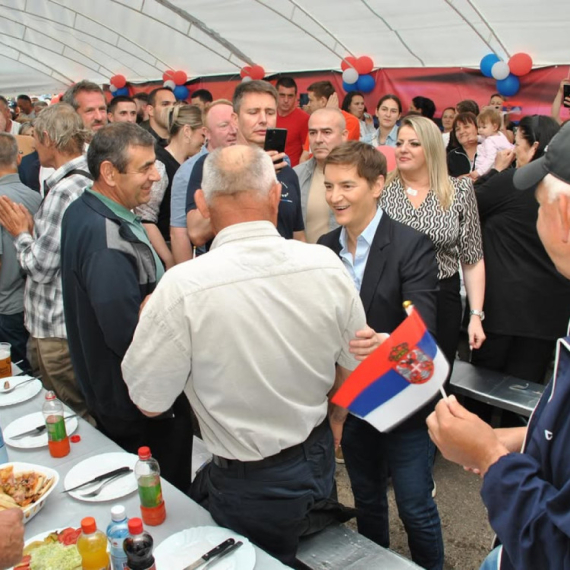 Brnabić u Trgovištu sa građanima: "Narod koji je svih ovih godina bez izuzetka uz Vučića" FOTO