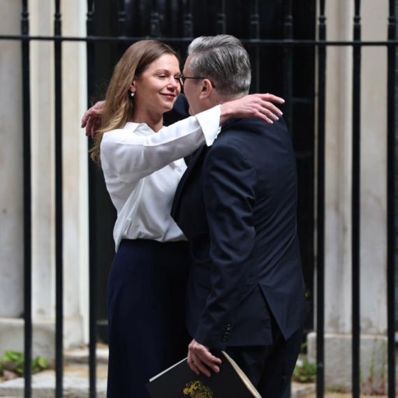Ljubav su započeli na poslu i to svađom: Ko je supruga britanskog premijera koji je dao ostavku? FOTO