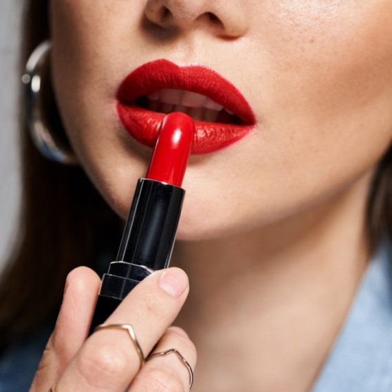 Lateks lips su novi mejkap trend: Ovo leto vraća sjaj na maksimum VIDEO