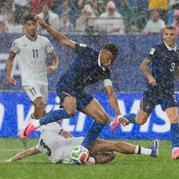 Pljušti kiša u Filadelfiji – sevnuo samo gol Mbapea