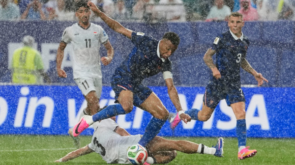 Pljušti kiša u Filadelfiji – sevnuo samo gol Mbapea