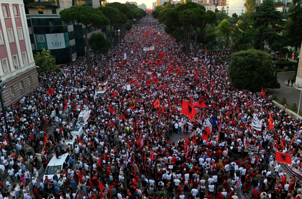 "Flamingo revolucija" u Albaniji; "Edi, odlazi..."