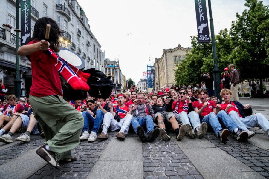 Ludilo u Oslu – norveški Vikinzi budili kralja i kraljicu FOTO