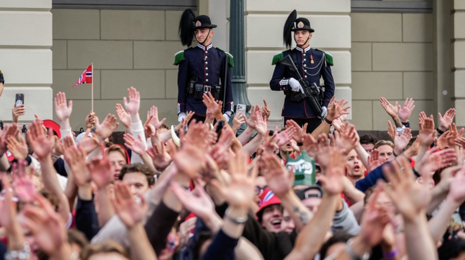 Ludilo u Oslu – norveški Vikinzi budili kralja i kraljicu FOTO